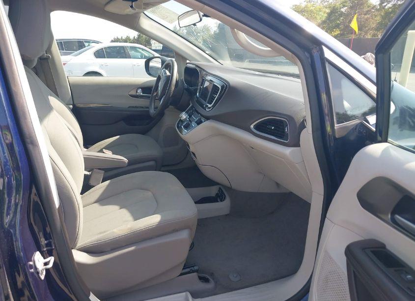 Photo 5 of 2018 Chrysler Pacifica TOURING (VIN 2C4RC1DG9JR310540)