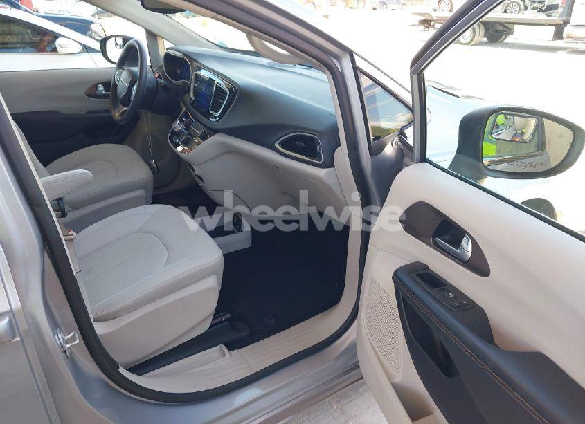 Photo 5 of 2017 Chrysler Pacifica TOURING (VIN 2C4RC1DGXHR516329)