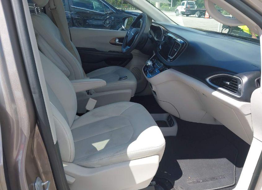 Photo 5 of 2017 Chrysler Pacifica TOURING (VIN 2C4RC1DGXHR537293)