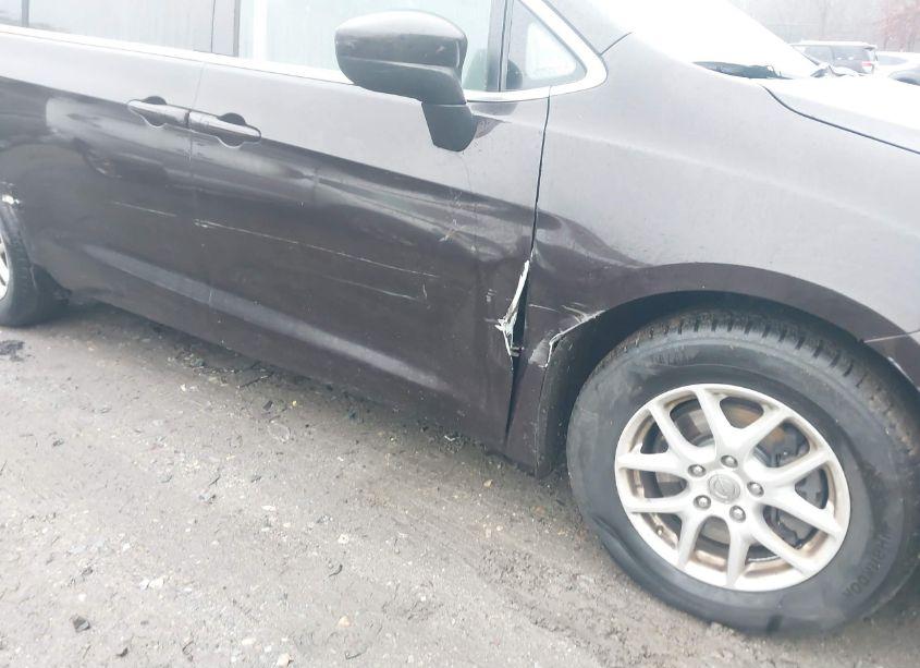 Photo 6 of 2017 Chrysler Pacifica TOURING (VIN 2C4RC1DGXHR552179)