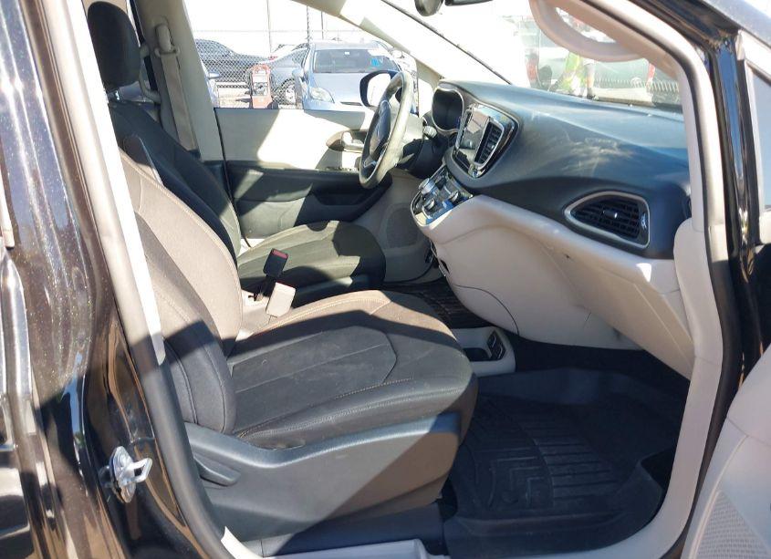 Photo 5 of 2017 Chrysler Pacifica TOURING (VIN 2C4RC1DGXHR565336)