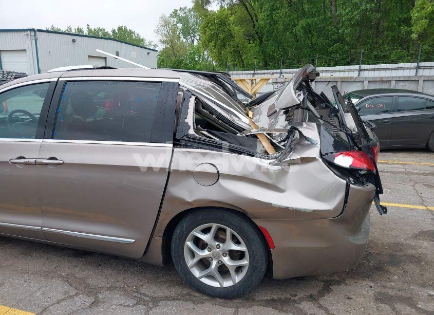 Photo 6 of 2017 Chrysler Pacifica TOURING-L PLUS (VIN 2C4RC1EG0HR566140)