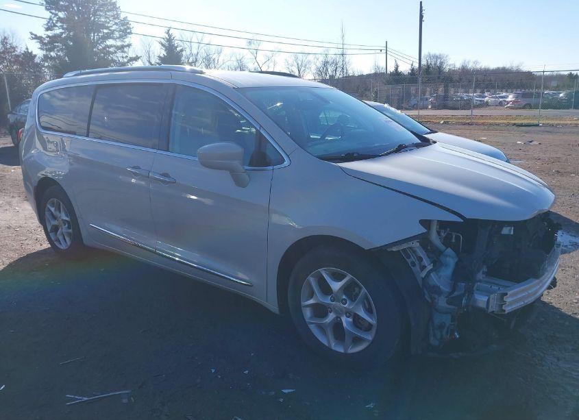 2017 Chrysler Pacifica TOURING-L PLUS (VIN 2C4RC1EG0HR584587) main photo