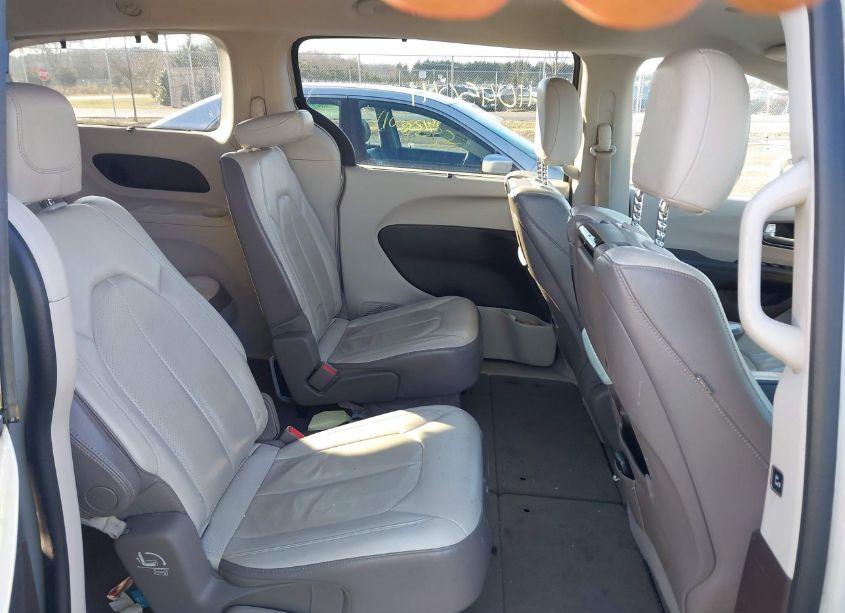 Photo 8 of 2017 Chrysler Pacifica TOURING-L PLUS (VIN 2C4RC1EG0HR584587)