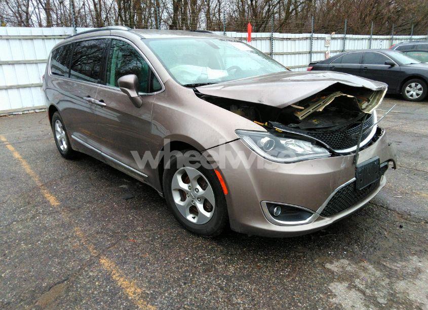 2017 Chrysler Pacifica TOURING-L PLUS (VIN 2C4RC1EG0HR643587) main photo