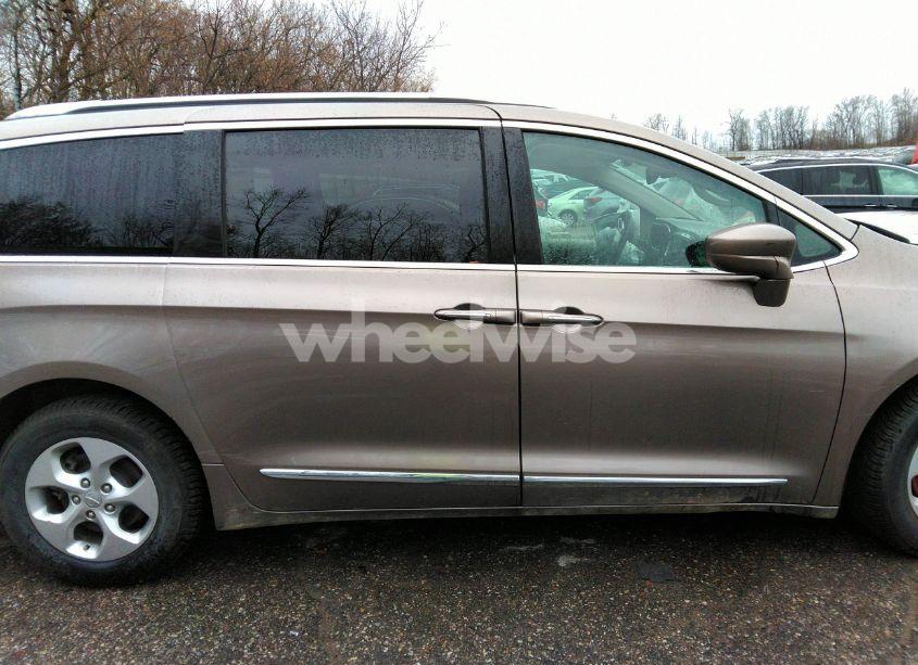 Photo 13 of 2017 Chrysler Pacifica TOURING-L PLUS (VIN 2C4RC1EG0HR643587)