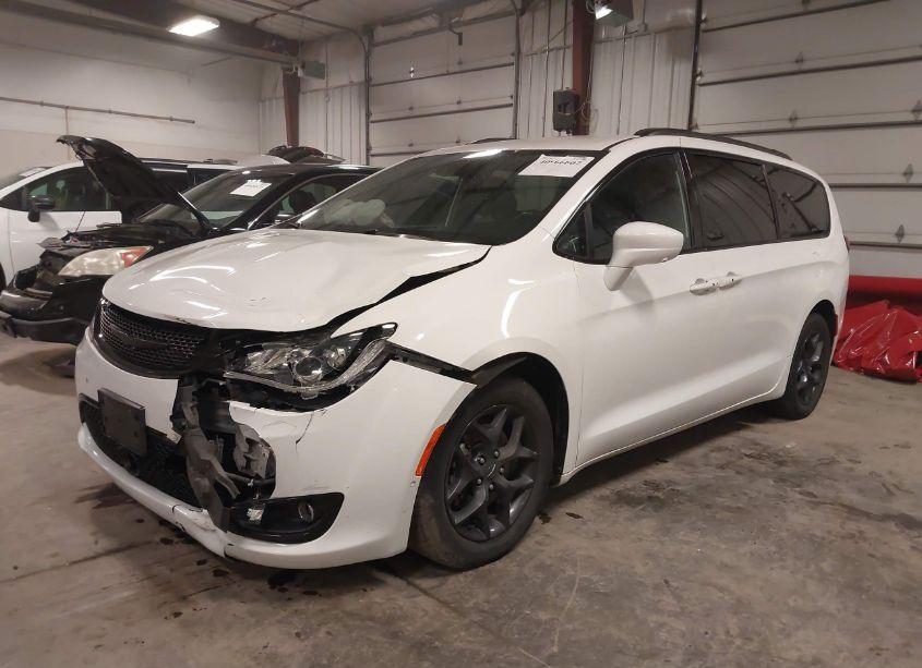 Photo 2 of 2020 Chrysler Pacifica TOURING L PLUS (VIN 2C4RC1EG0LR239620)