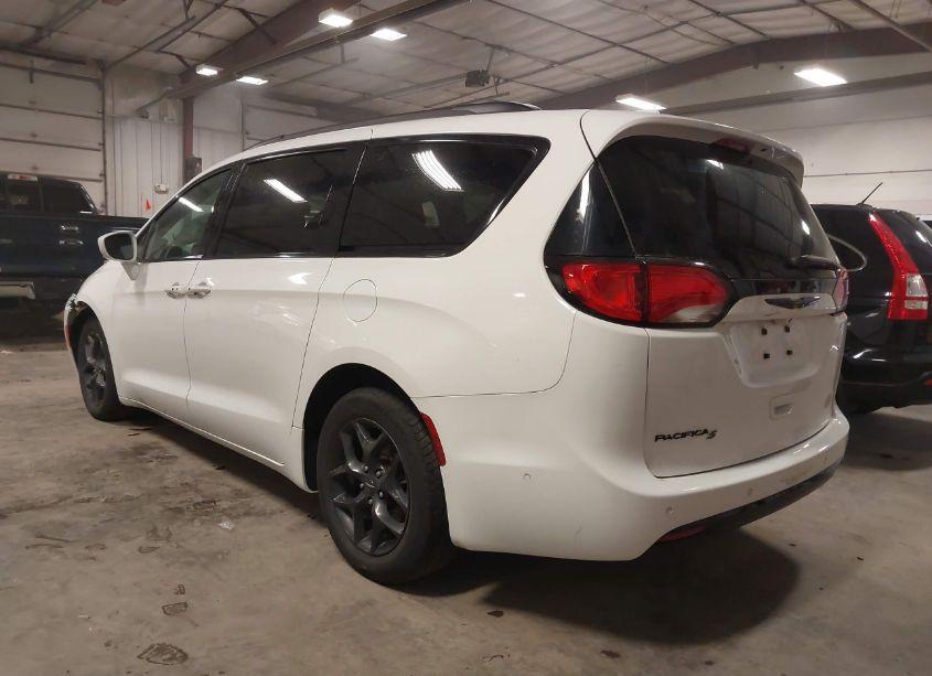 Photo 3 of 2020 Chrysler Pacifica TOURING L PLUS (VIN 2C4RC1EG0LR239620)