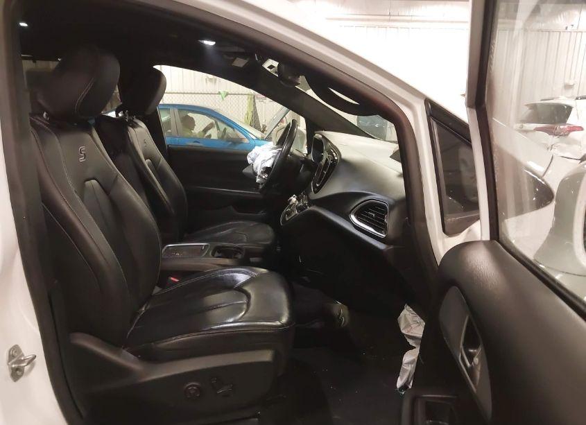 Photo 5 of 2020 Chrysler Pacifica TOURING L PLUS (VIN 2C4RC1EG0LR239620)