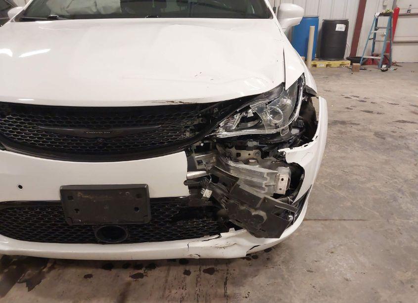 Photo 6 of 2020 Chrysler Pacifica TOURING L PLUS (VIN 2C4RC1EG0LR239620)