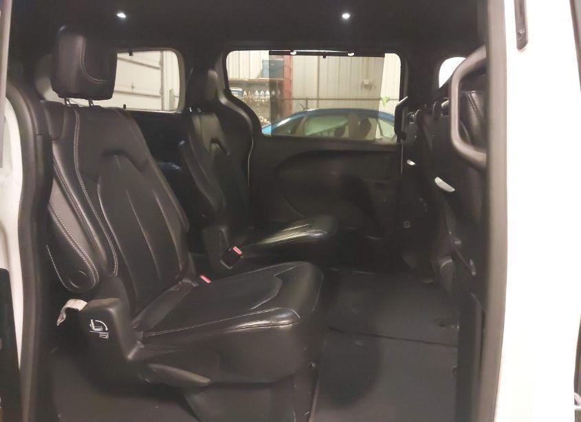 Photo 8 of 2020 Chrysler Pacifica TOURING L PLUS (VIN 2C4RC1EG0LR239620)