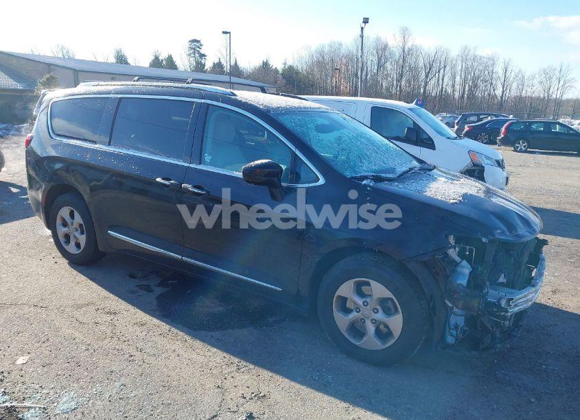 2017 Chrysler Pacifica TOURING-L PLUS (VIN 2C4RC1EG1HR560315) main photo
