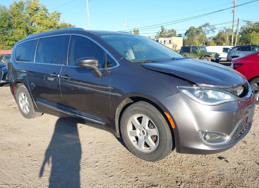 2017 Chrysler Pacifica TOURING-L PLUS (VIN 2C4RC1EG3HR570750) main photo