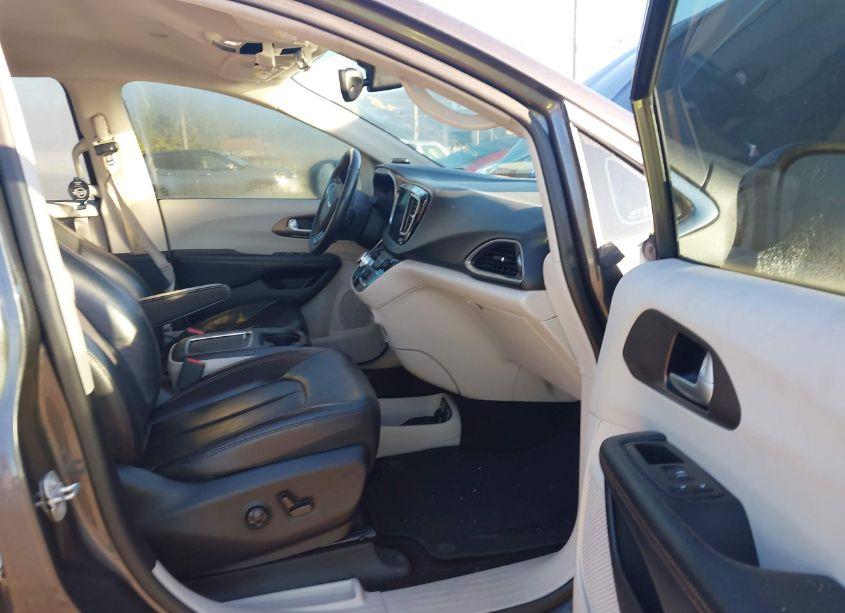 Photo 5 of 2017 Chrysler Pacifica TOURING-L PLUS (VIN 2C4RC1EG3HR570750)