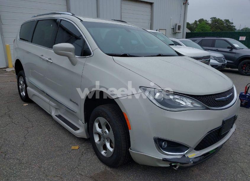2017 Chrysler Pacifica TOURING-L PLUS (VIN 2C4RC1EG3HR720775) main photo