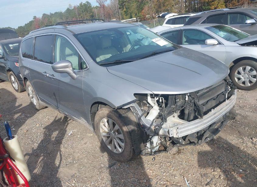 2018 Chrysler Pacifica TOURING L PLUS (VIN 2C4RC1EG3JR136253) main photo