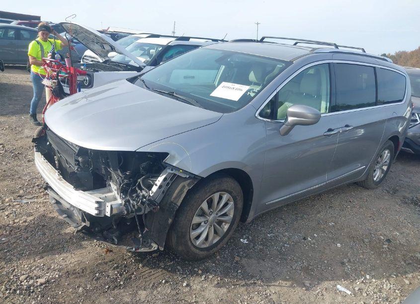 Photo 2 of 2018 Chrysler Pacifica TOURING L PLUS (VIN 2C4RC1EG3JR136253)