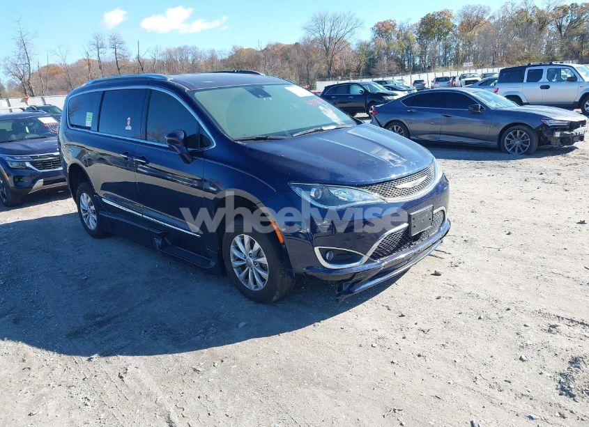 2018 Chrysler Pacifica TOURING L PLUS (VIN 2C4RC1EG4JR182867) main photo