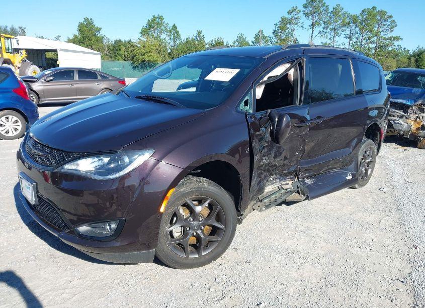 Photo 2 of 2019 Chrysler Pacifica TOURING L PLUS (VIN 2C4RC1EG5KR737715)