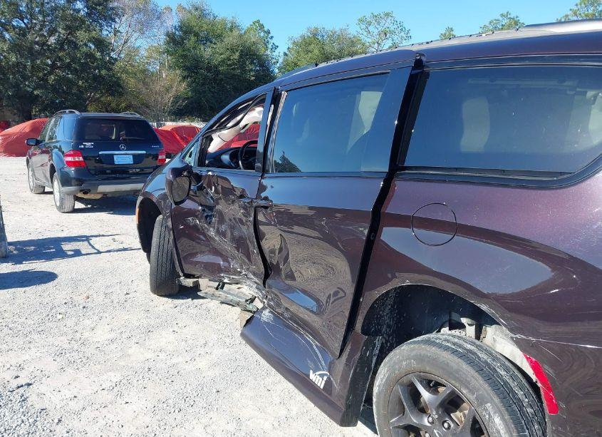 Photo 6 of 2019 Chrysler Pacifica TOURING L PLUS (VIN 2C4RC1EG5KR737715)