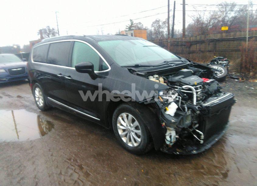 2018 Chrysler Pacifica TOURING L PLUS (VIN 2C4RC1EG6JR293128) main photo