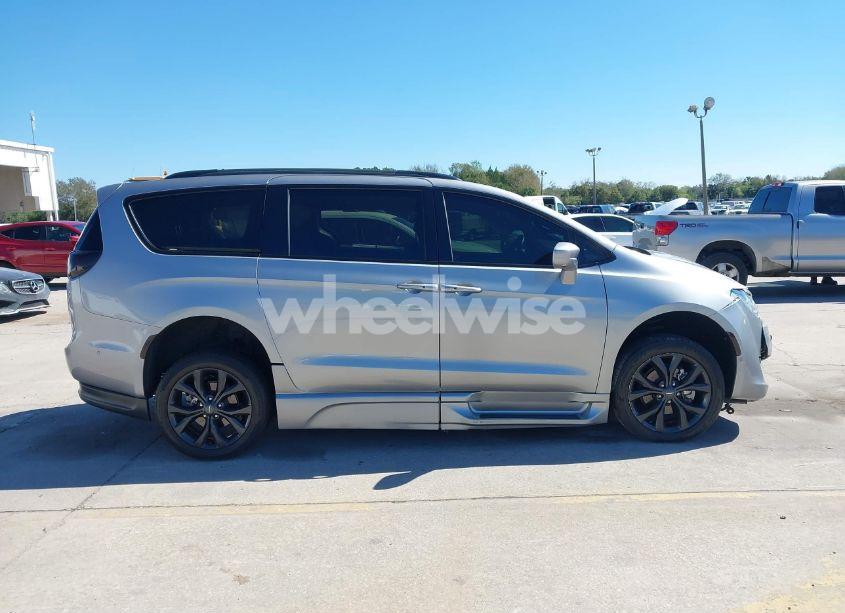 Photo 13 of 2020 Chrysler Pacifica 35TH ANNIVERSARY TOURING L PLUS/TOURING L PLUS (VIN 2C4RC1EG6LR232509)