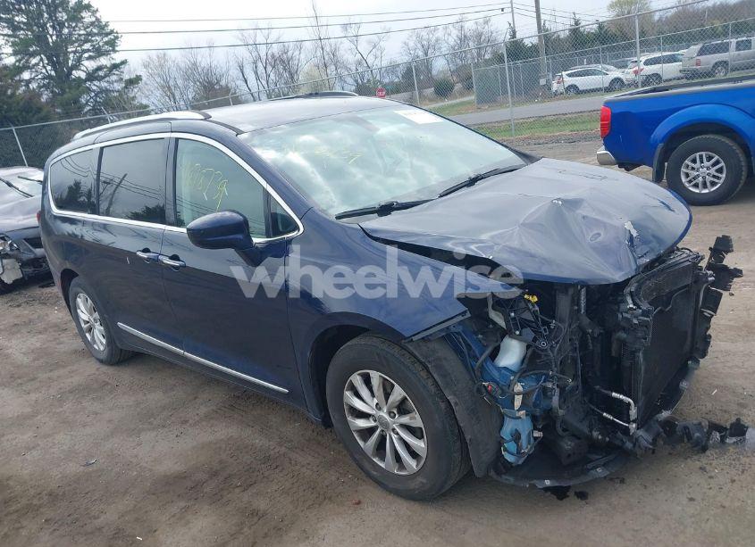 2018 Chrysler Pacifica TOURING L PLUS (VIN 2C4RC1EG7JR258033) main photo