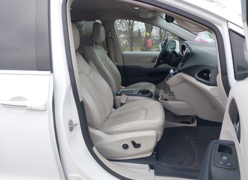 Photo 5 of 2018 Chrysler Pacifica TOURING L PLUS (VIN 2C4RC1EG9JR322573)