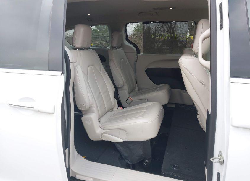 Photo 8 of 2018 Chrysler Pacifica TOURING L PLUS (VIN 2C4RC1EG9JR322573)