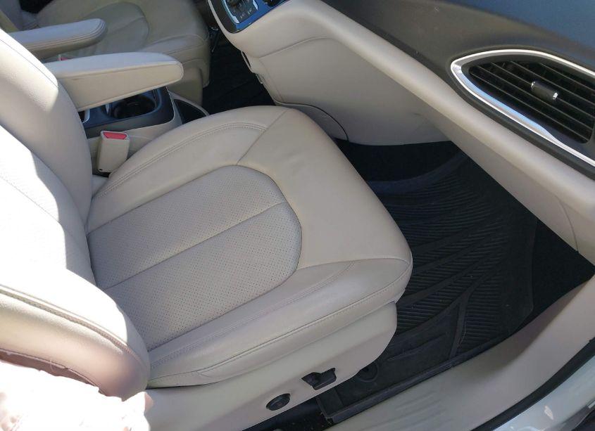 Photo 5 of 2018 Chrysler Pacifica TOURING L PLUS (VIN 2C4RC1EGXJR111303)