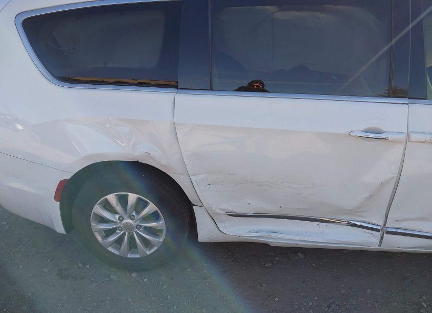 Photo 6 of 2018 Chrysler Pacifica TOURING L PLUS (VIN 2C4RC1EGXJR111303)