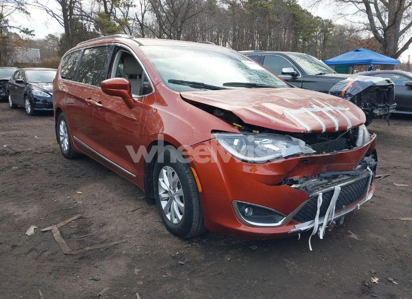 2018 Chrysler Pacifica TOURING L PLUS (VIN 2C4RC1EGXJR235703) main photo