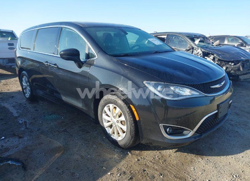 2018 Chrysler Pacifica TOURING PLUS (VIN 2C4RC1FG0JR132658) main photo