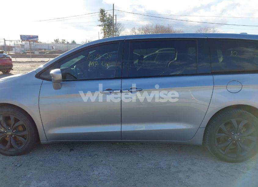 Photo 14 of 2019 Chrysler Pacifica TOURING PLUS (VIN 2C4RC1FG0KR686378)