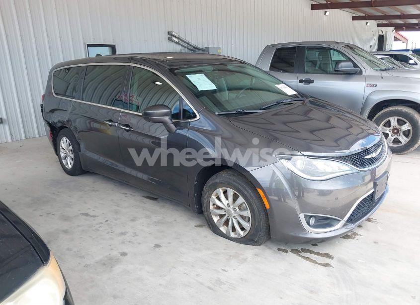 2019 Chrysler Pacifica TOURING PLUS (VIN 2C4RC1FG1KR528857) main photo