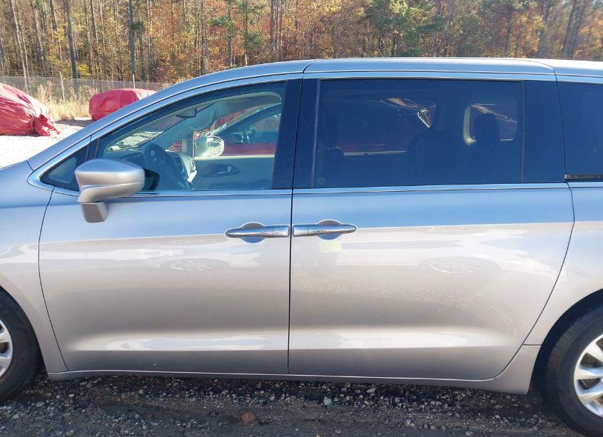 Photo 14 of 2018 Chrysler Pacifica TOURING PLUS (VIN 2C4RC1FG2JR100536)