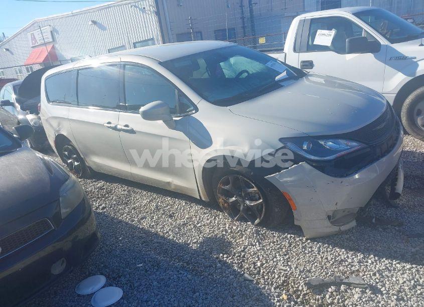 2019 Chrysler Pacifica TOURING PLUS (VIN 2C4RC1FG2KR610208) main photo