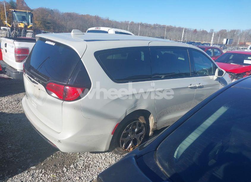 Photo 4 of 2019 Chrysler Pacifica TOURING PLUS (VIN 2C4RC1FG2KR610208)