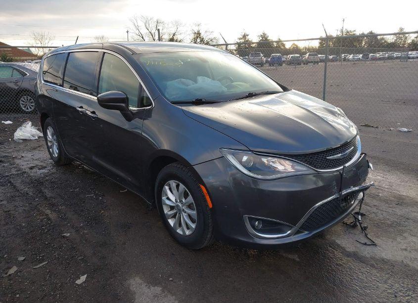 2019 Chrysler Pacifica TOURING PLUS (VIN 2C4RC1FG2KR652815) main photo