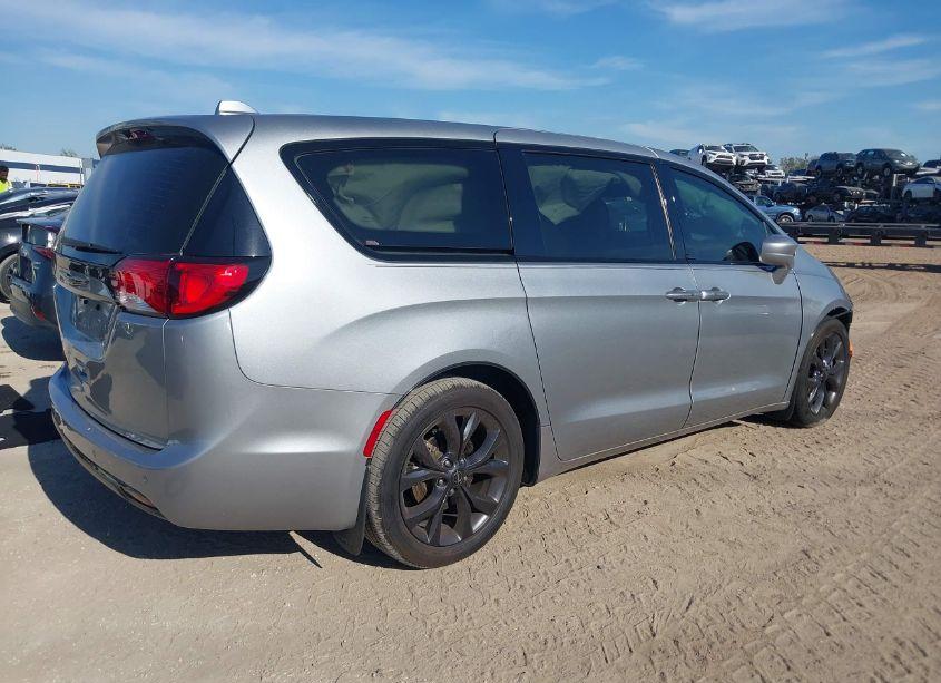 Photo 4 of 2018 Chrysler Pacifica TOURING PLUS (VIN 2C4RC1FG3JR352795)