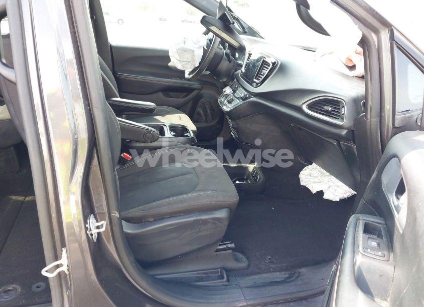 Photo 5 of 2020 Chrysler Pacifica TOURING (VIN 2C4RC1FG3LR109958)