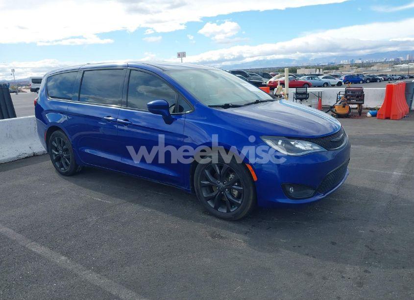 2020 Chrysler Pacifica TOURING (VIN 2C4RC1FG3LR241747) main photo