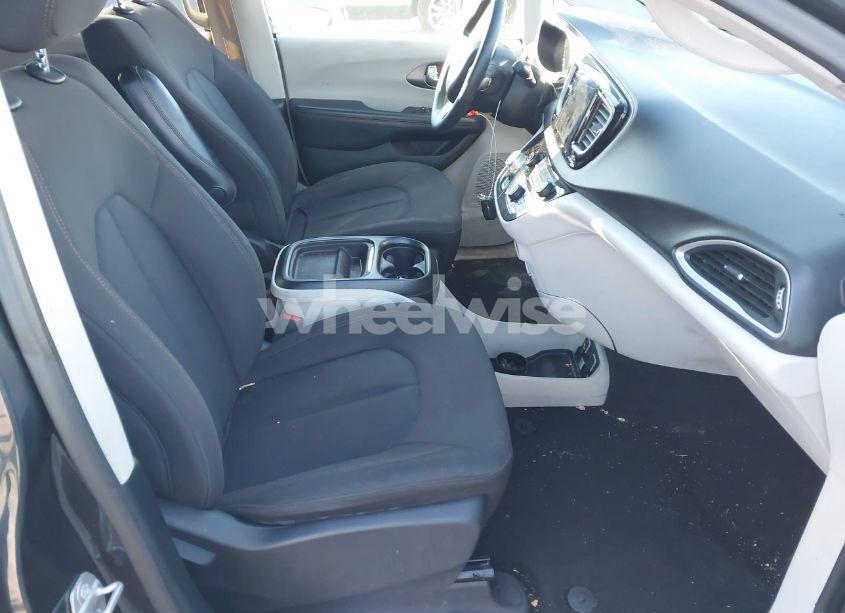 Photo 5 of 2020 Chrysler Pacifica TOURING (VIN 2C4RC1FG5LR125482)