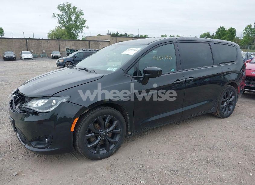 Photo 2 of 2020 Chrysler Pacifica TOURING (VIN 2C4RC1FG5LR150544)