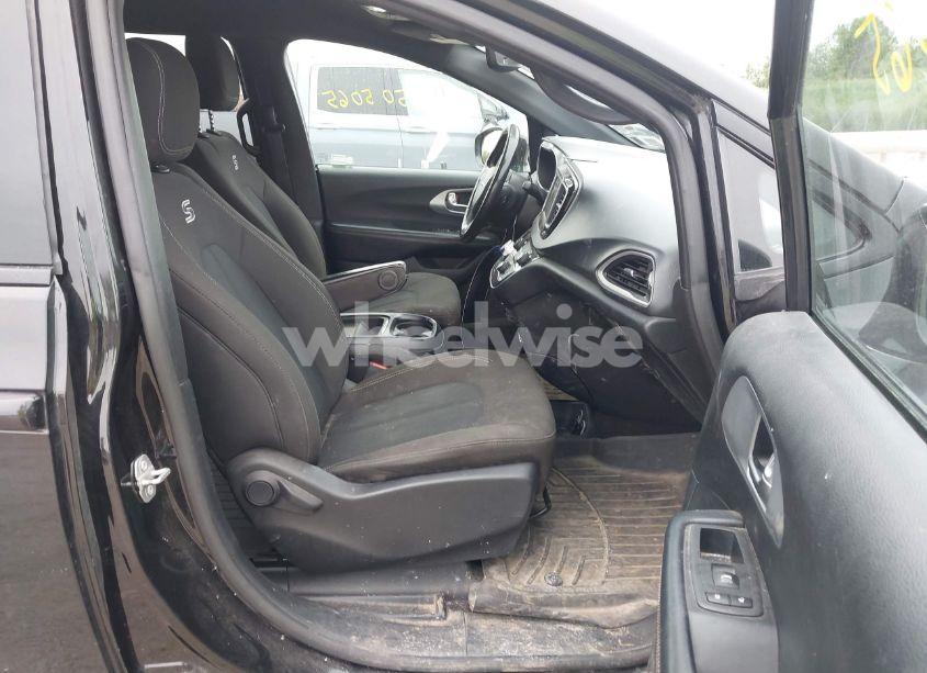 Photo 5 of 2020 Chrysler Pacifica TOURING (VIN 2C4RC1FG5LR150544)