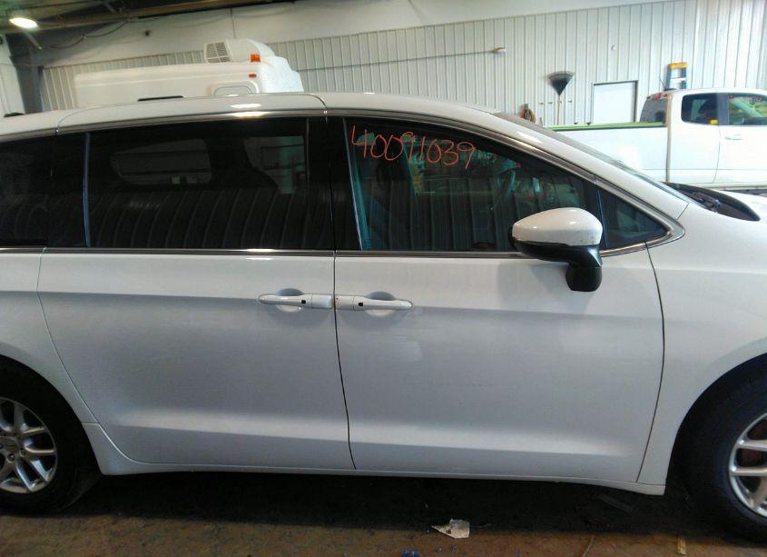 Photo 13 of 2023 Chrysler Pacifica TOURING (VIN 2C4RC1FG5PR596490)