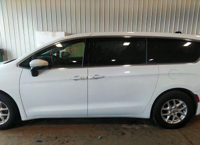 Photo 14 of 2023 Chrysler Pacifica TOURING (VIN 2C4RC1FG5PR596490)