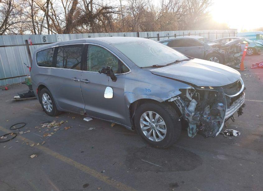 2019 Chrysler Pacifica TOURING PLUS (VIN 2C4RC1FG6KR613824) main photo