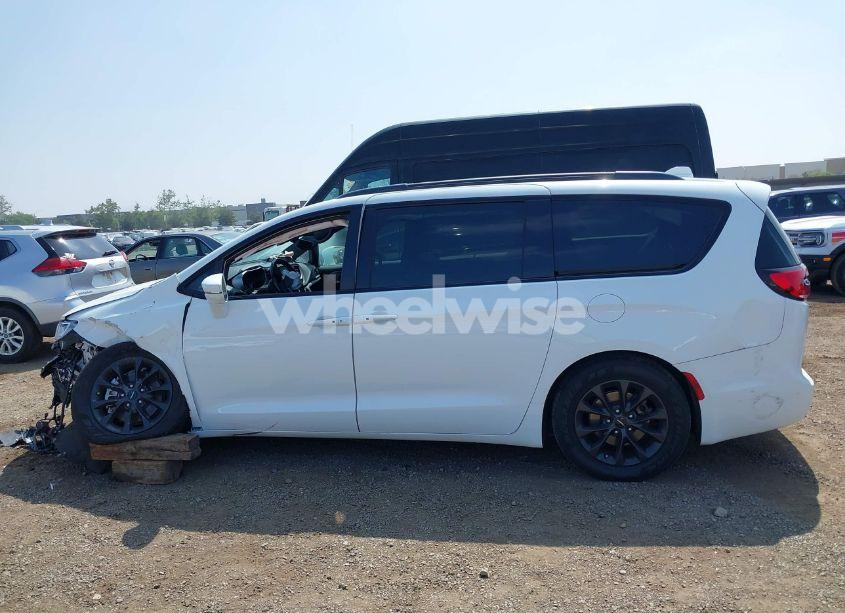 Photo 14 of 2021 Chrysler Pacifica TOURING (VIN 2C4RC1FG7MR605587)