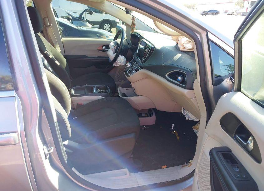 Photo 5 of 2021 Chrysler Pacifica TOURING (VIN 2C4RC1FG8MR555699)